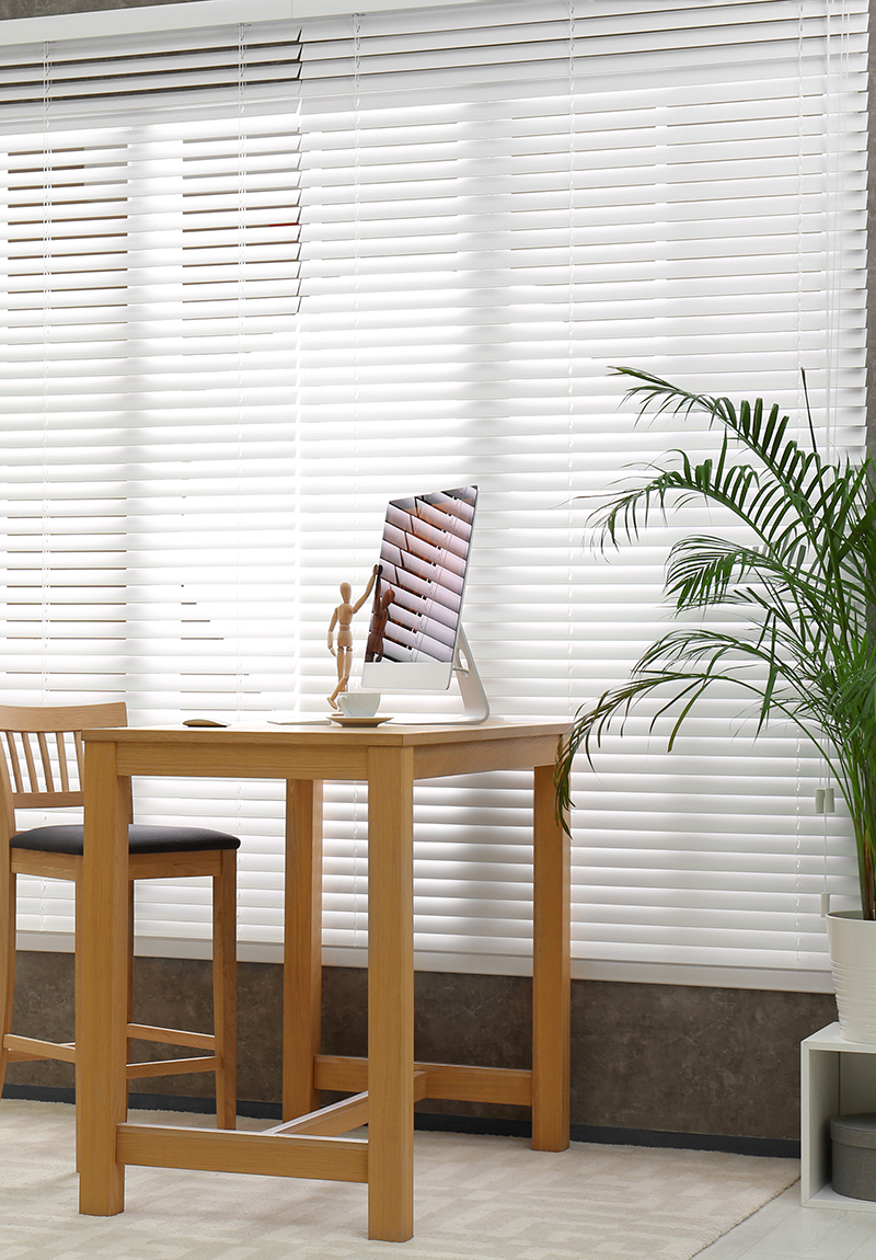 Comfortable,Workplace,Near,Window,With,Blinds,In,Room
